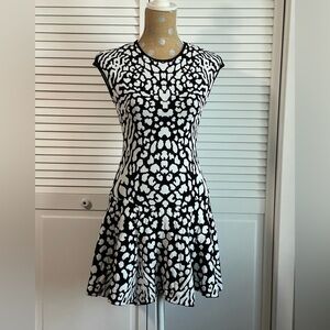 RVN New Dress Sz M women’s black and white very nice fit and flare slimming